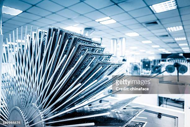 elektronische platinen plant - chip fabrik stock-fotos und bilder