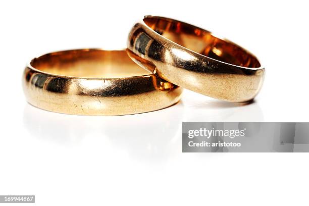 zwei goldene hochzeit ringe, isoliert auf weiss - wedding rings stock-fotos und bilder