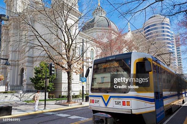 light rail in der innenstadt von sacramento - lightrail stock-fotos und bilder