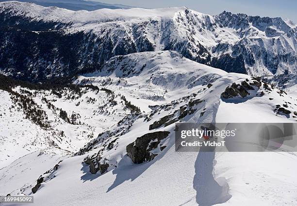 un skieur à partir de son trajet avec un grand saut - paysage extrême photos et images de collection