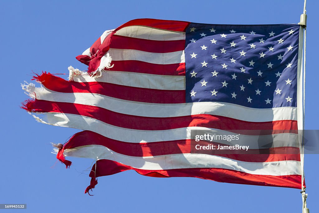 Drapeau américain déchiré, toujours gratuit et fier vol