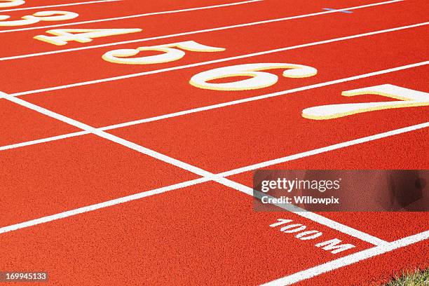 100 meter start line on red running track - 100 meter 個照片及圖片檔