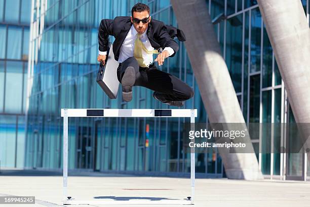 un hombre de negocios en la ejecución - hurdle race fotografías e imágenes de stock