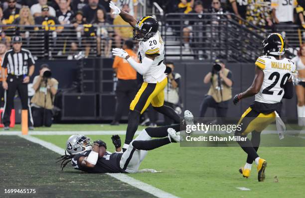 Davante Adams of the Las Vegas Raiders catches a touchdown pass during the first quarter while defended by Patrick Peterson of the Pittsburgh...