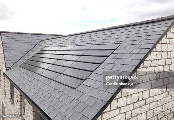 modern solar panels - zonne energie stockfoto's en -beelden