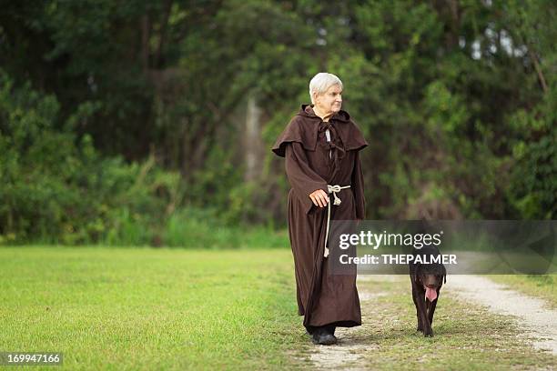 monk e o cão - monk imagens e fotografias de stock