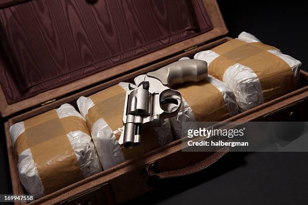 revólver e fármacos em uma pasta executiva - droga recreativa imagens e fotografias de stock