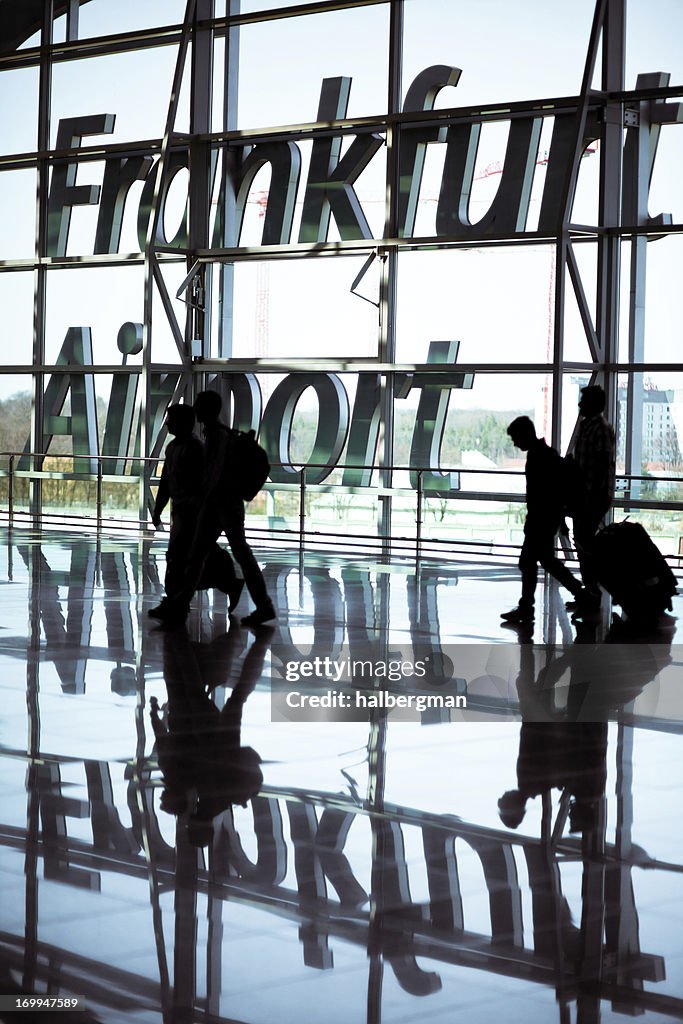 Reisende, die am Flughafen Frankfurt