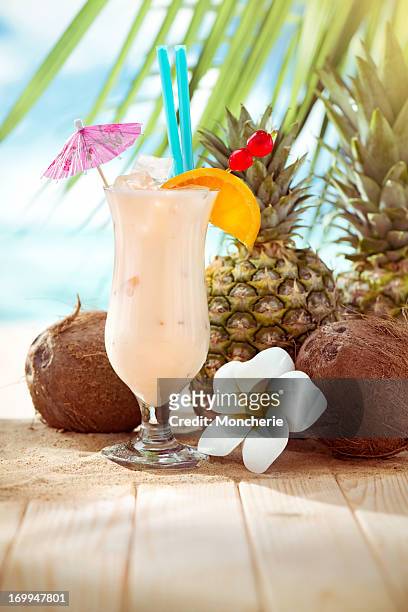pina colada cocktail am strand mit textfreiraum - coconut white background stock-fotos und bilder