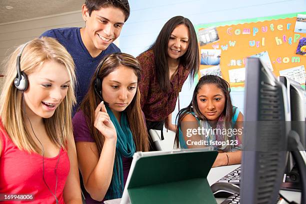 les lycéens. computer lab, tablette numérique. enseignant, salle de classe, à l'éducation. - computer lab high school with computer screen photos et images de collection