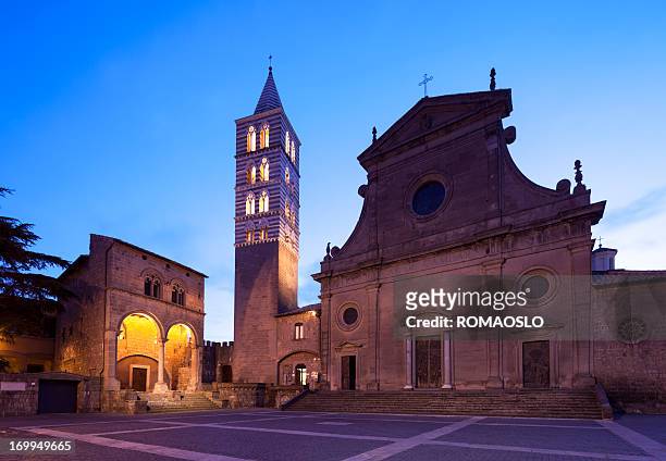 viterbo catedral por noite, lazio, itália - província de viterbo - fotografias e filmes do acervo