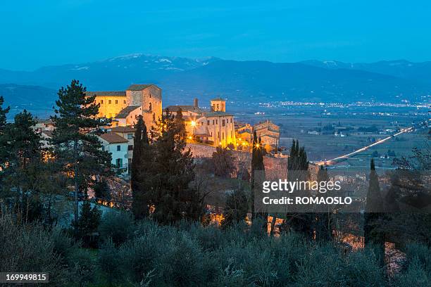 anghiari cityscape at dusk, tuscany italy - arezzo stockfoto's en -beelden