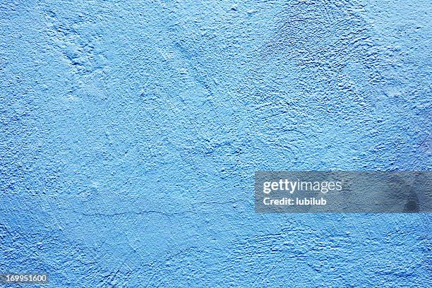 alte leichten blauen wand textur hintergrund - wandmalerei stock-fotos und bilder