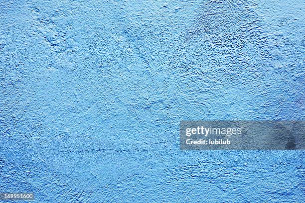 vecchio sfondo di texture di muro blu chiaro - murale foto e immagini stock