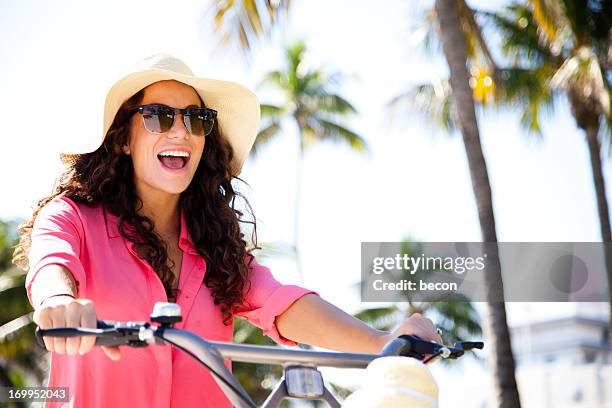 fahrrad frau glücklich - miami fahrrad stock-fotos und bilder