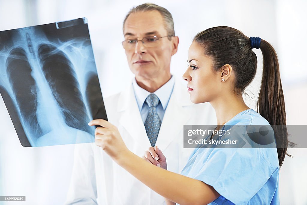 Médico examinar uma radiografia da imagem.