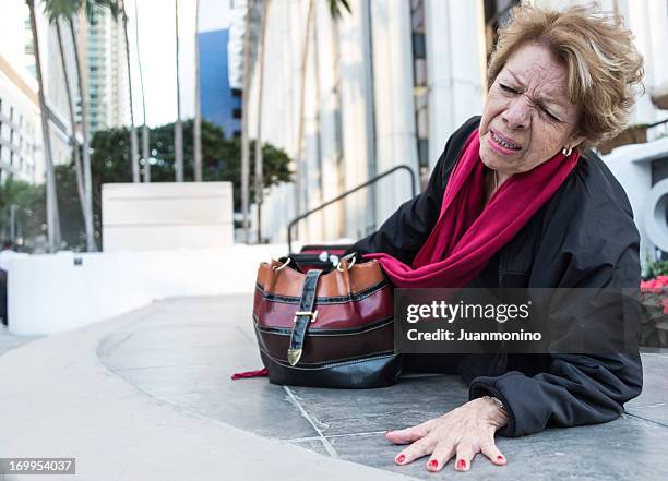 caído mulher idosa - tropeçando caindo - fotografias e filmes do acervo