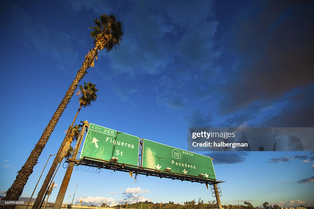 Signe de Freeway de Los Angeles, des palmiers et ciel bleu profond