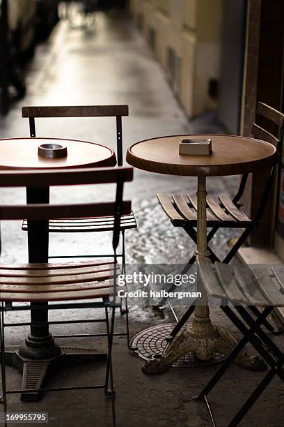 parisian cafe table - frans terras stockfoto's en -beelden