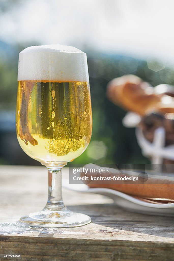 Frisches Bier und Frankfurter Würstchen, deutschen Stil