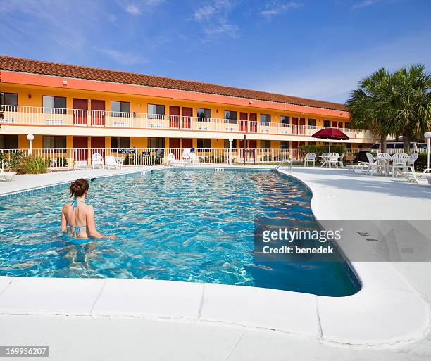 hotel swimming pool - motel stockfoto's en -beelden