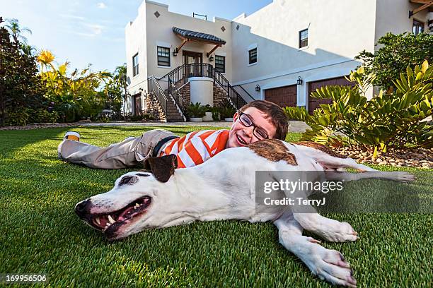 niño y su perro - turf fotografías e imágenes de stock