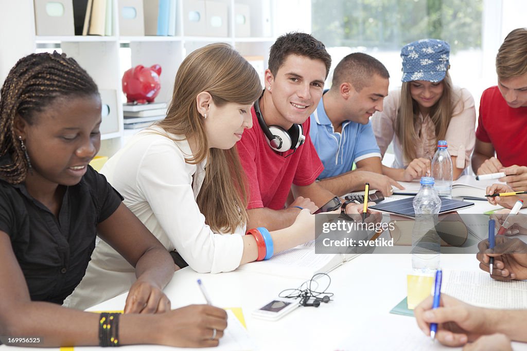 Gruppe von Studenten studieren zusammen.