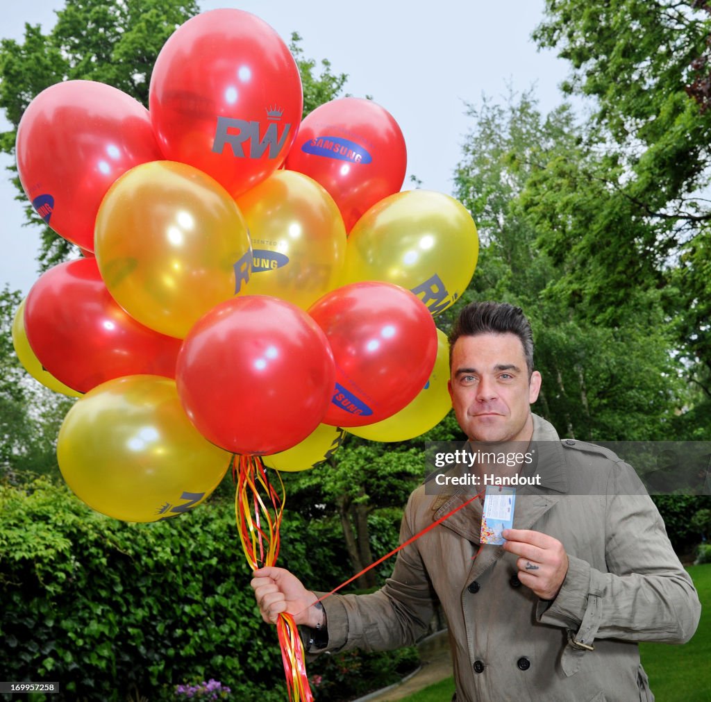 Robbie Williams and Samsung Get Set To celebrate His Upcoming Take The Crown Stadium Tour 2013