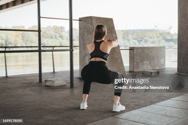 female athlete workout outdoors, rear view - crouching fotografías e imágenes de stock