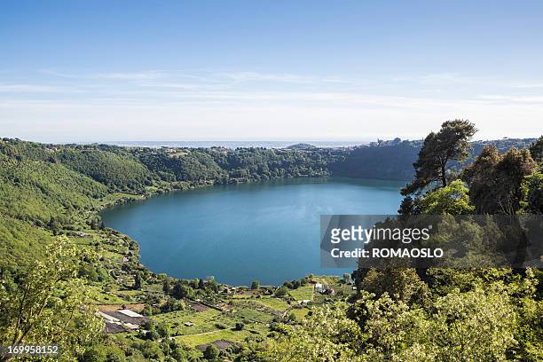 lago vulcanico nemi sud di roma, lazio italia - lago foto e immagini stock