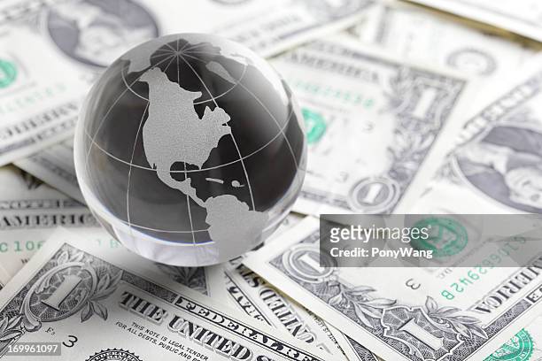 glas globe und geld - dollars americain stock-fotos und bilder