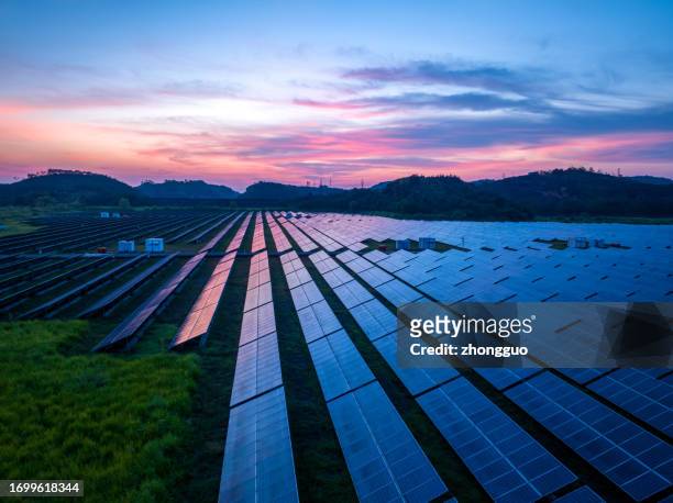 sunset, photovoltaic power generation - solar farm stockfoto's en -beelden