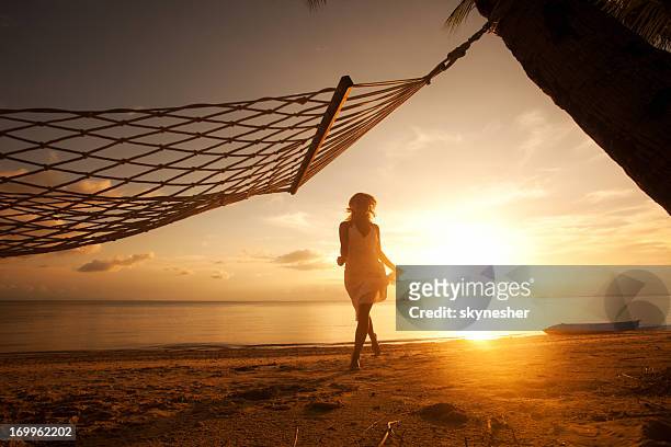 silhueta de mulher correr em um pôr do sol. - praia noite imagens e fotografias de stock