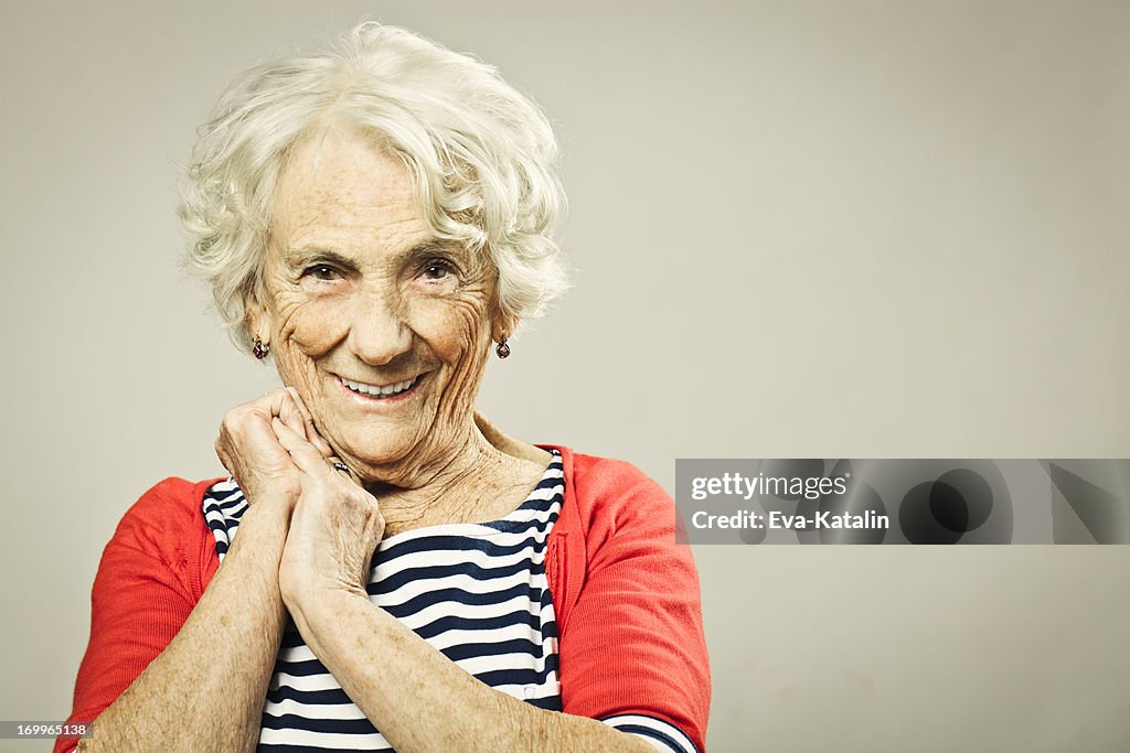 Linda mulher sênior sorrindo para a câmera