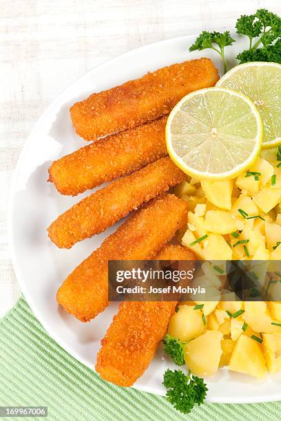 fish stick dinner - fish fingers stockfoto's en -beelden