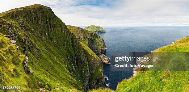 schottland st kilda klippen western isles panorama - st kilda stock-fotos und bilder