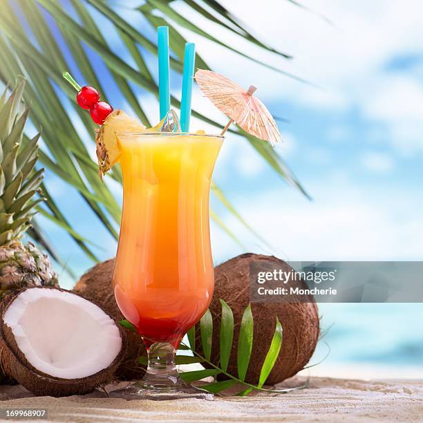 tequila sunrise cocktail on the beach - tequila sunrise stockfoto's en -beelden