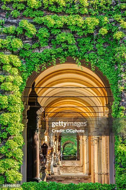 passageway of stairs and arches. - 札格雷布 個照片及圖片檔