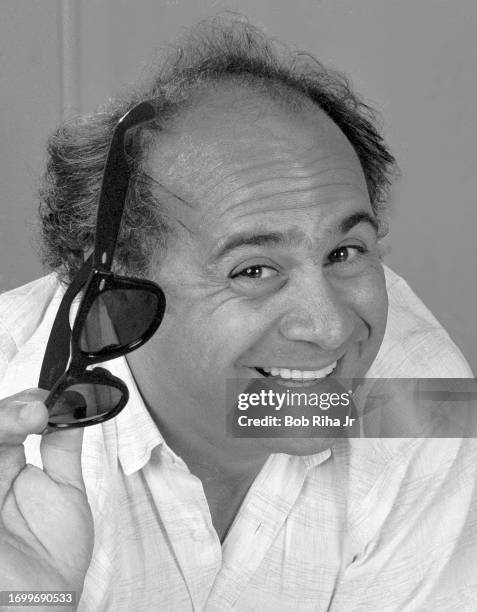 Danny De 14 Actor Danny Devito 1986 Photo Session Stock Photos, High-Res ...