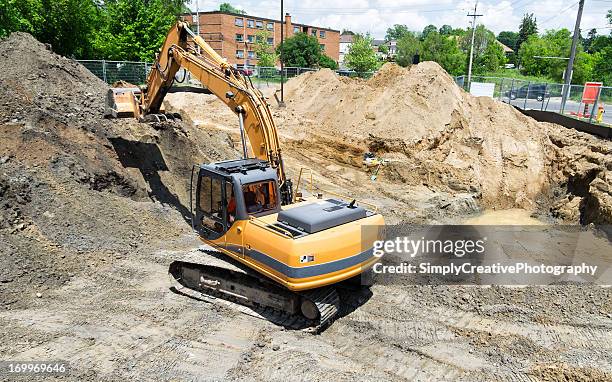 rimedio di contaminazione del terreno - benna meccanica foto e immagini stock