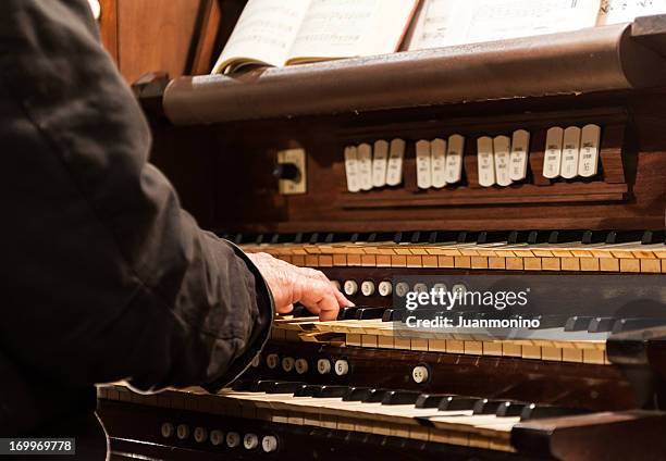 reproduzir a de órgãos - organ player imagens e fotografias de stock