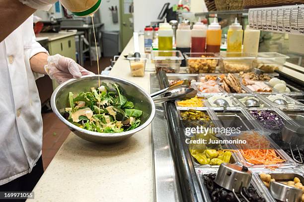 barra de ensalada - aliño para la ensalada fotografías e imágenes de stock