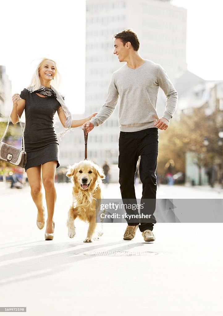 Schönes paar gehen Sie mit dem Hund.