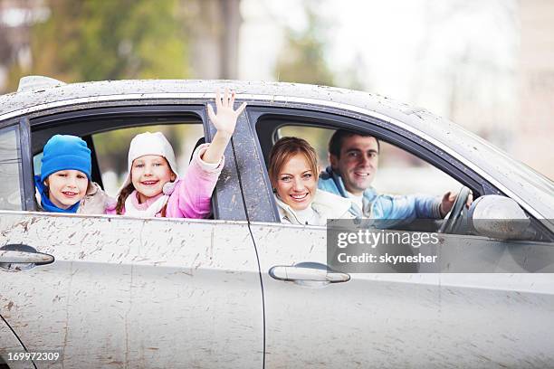 glückliche familie ina sehr schmutziges auto. - dirty car stock-fotos und bilder