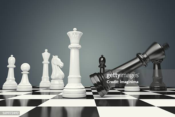 fallenden mit king-size-bett - chessboard stock-fotos und bilder