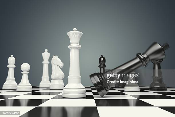 falling king - chess king stockfoto's en -beelden