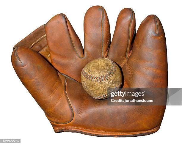 anticuario guante de béisbol y pelotas aislado en blanco - baseball glove antique fotografías e imágenes de stock