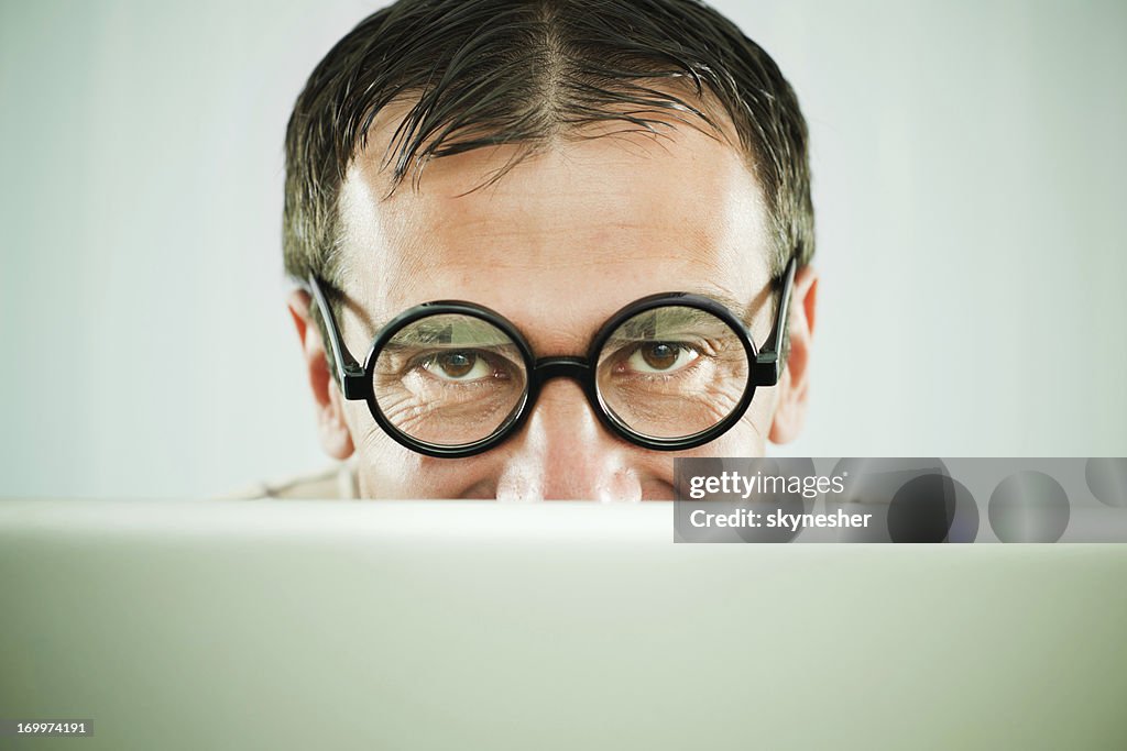 Close-up de um homem com o seu computador portátil.