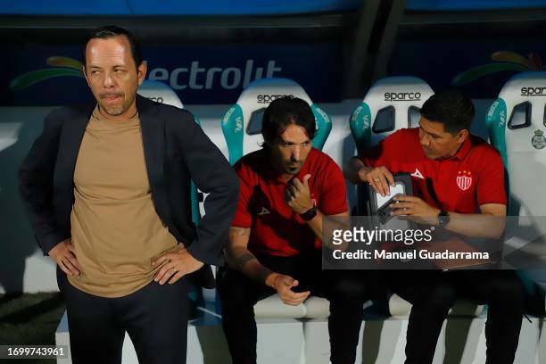 Eduardo Fentanes , head coach of Necaxa looks on during the 9th round match between Santos Laguna and Necaxa as part of the Torneo Apertura 2023 Liga...