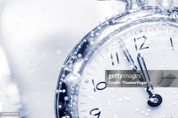 frozen time concept - clock ice cube retro - freeze ideas stock pictures, royalty-free photos & images
